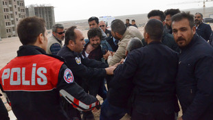 Maaşlarını alamadıklarını ileri süren işçiler çatıya çıktı