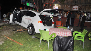 Manisa'da otomobil kafeteryanın bahçesine girdi: 1 yaralı