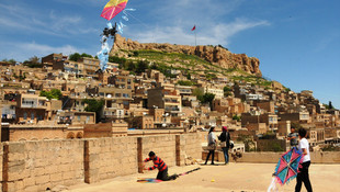 Mardin'de yüzlerce uçurtma gökyüzünde