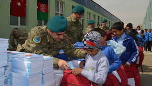Mehmetçikten Afgan öğrencilere kırtasiye yardımı