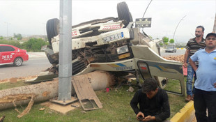 Mersin'de tuğla yüklü kamyon devrildi: 1 ölü, 2 yaralı