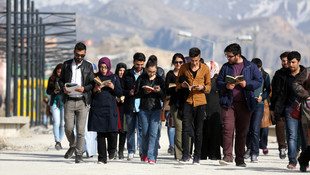 Öğrenciler kitap okumaya dikkati çekmek için yürüdü