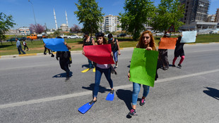 Öğrencilerden şnorkelli ve paletli üst geçit eylemi