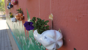 Sivaslı öğrenciler okullarını atıklarla renklendirdiler