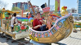 Otistik çocuklar lunaparkta eğlendi