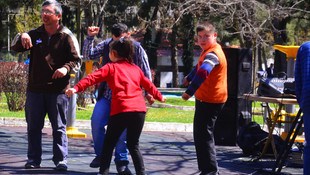 Otizme dikkati çekmek için gökyüzüne balon bırakıldı