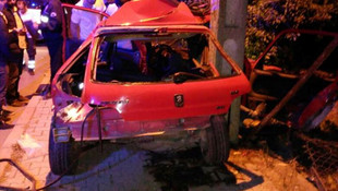 Otomobil elektrik direğine çarptı: 1 ölü, 1 yaralı