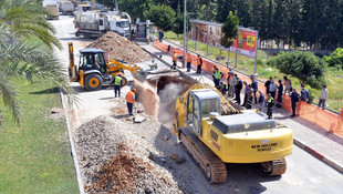 Patlayan kanalizasyon borusu yolu çökertti