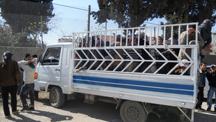 Pikap kasasında 50 yolcu