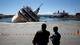 Pire Limanı'ndaki gemi yan yattı