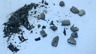 Polis baskın yapınca, uyuşturucu ve paraları yakmaya çalıştılar