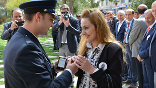 Polis memurundan sevdiği kıza törende evlenme teklifi