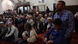 Regaip Kandili'nde eller dua için açıldı