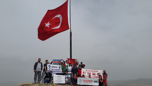 Şehitleri simgeleyen bayrak dağcılar tarafından yenilendi