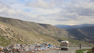 Siirt'te çöp yığınları Siirt-Şırnak karayolunda trafiği aksatıyor
