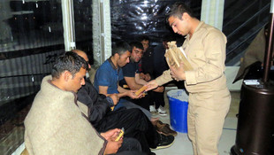 Ayvacıkta su alan bottaki 11 kaçak kurtarıldı