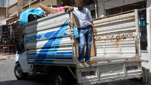 Sur'daki terör mağduru aileler, sağlam kalan eşyalarını çıkarıyor