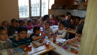 Suriyeli çocuklar kahvaltıda buluştu