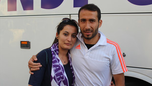 Taraftarın önünde sevgilisine evlenme teklif etti