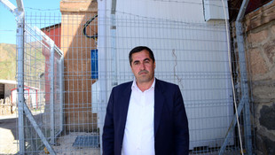 Telefonla konuşmak için minareye çıkıyorlar