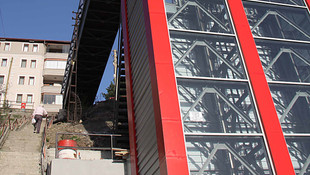 Tepedeki mahalle için asansör