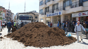 Tepki için hafriyatı belediye binasının önüne döktüler