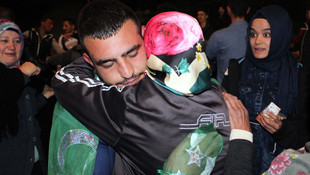 Teröre inat tek oğlunu davulla zurnayla askere gönderiyor