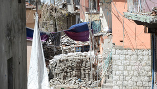 Teröristler hastane, kamu binaları ve evleri yakıyor