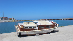 Tıra yüklenmek istenen yolcu teknesi vinçten düştü