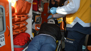 Tırın açılan damperi yaya üst geçidine çarptı