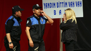 Tiyatrocu polislerden dolandırıcılara karşı oyunla uyarı
