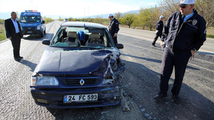 Trafiğe kapalı yola giren otomobil ile kamyonet çarpıştı: 3 yaralı