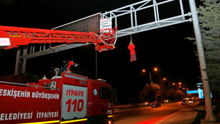 Eskişehirde trafik uyarı levhasına cansız manken astılar