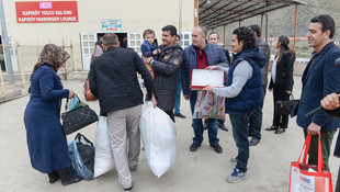 Türk heyeti, İranlıları karanfillerle karşıladı