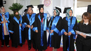 Üniversiteli anneler diploma heyecanı yaşadı