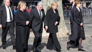 Eski Dışişleri Bakanı kansere yenik düştü