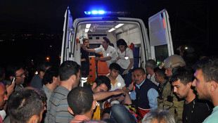 Yamaç paraşütü yaparken yüksek gerilim hattına takıldı