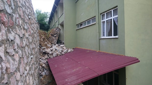 Yıkılan istinat duvarı huzurevi binasına hasar verdi