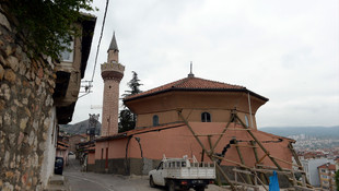 Tarihi camiye ağaç direkli önlem!