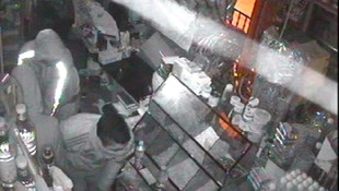 Zafer işareti yapıp arkadaşlarıyla marketi soydu