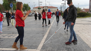 1 dakikalığına görme engelli oldular