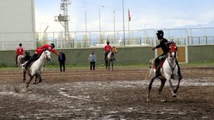 Erzurumda düzenlenen 4. Uluslararası Türk Şöleninde cirit şov!