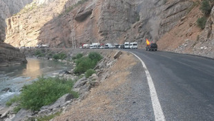 Vanda teröristler yol kesip araç yaktı