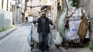 Beş dil bilen Suriyeli İbrahim kağıt toplayarak geçiniyor