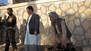 Afganistan'da 10 Taliban üyesi teslim oldu