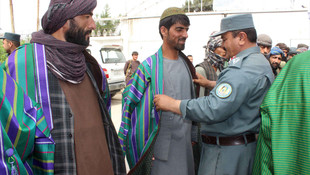 Afganistan'da 16 Taliban üyesi teslim oldu