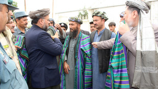 Afganistan'da 17 Taliban üyesi teslim oldu