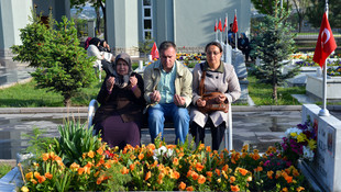 Anneler Günü'nü, şehit evlatlarının mezarı başında kutladılar