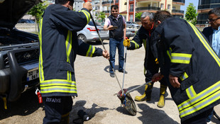 Aracın motoruna giren yılanı itfaiye ekipleri çıkardı
