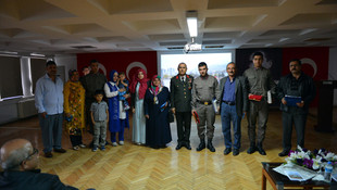 Askerler tezkerelerini aileleriyle aldı